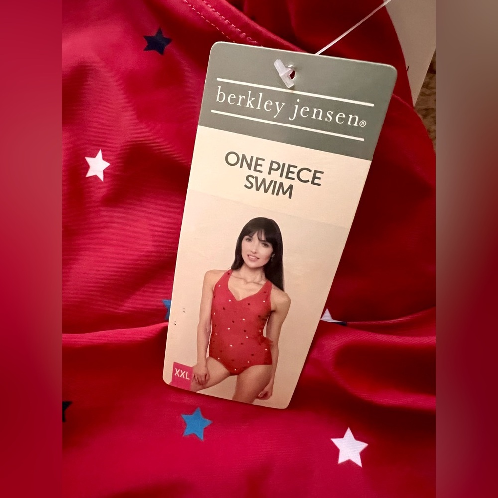 Red Star-Patterned Women’s One Piece Swimsuit - Picture 5 of 6